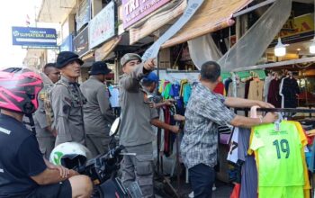 Penertiban lapak PKL di selasar Pasar Raya Padang. (dok. istimewa)
