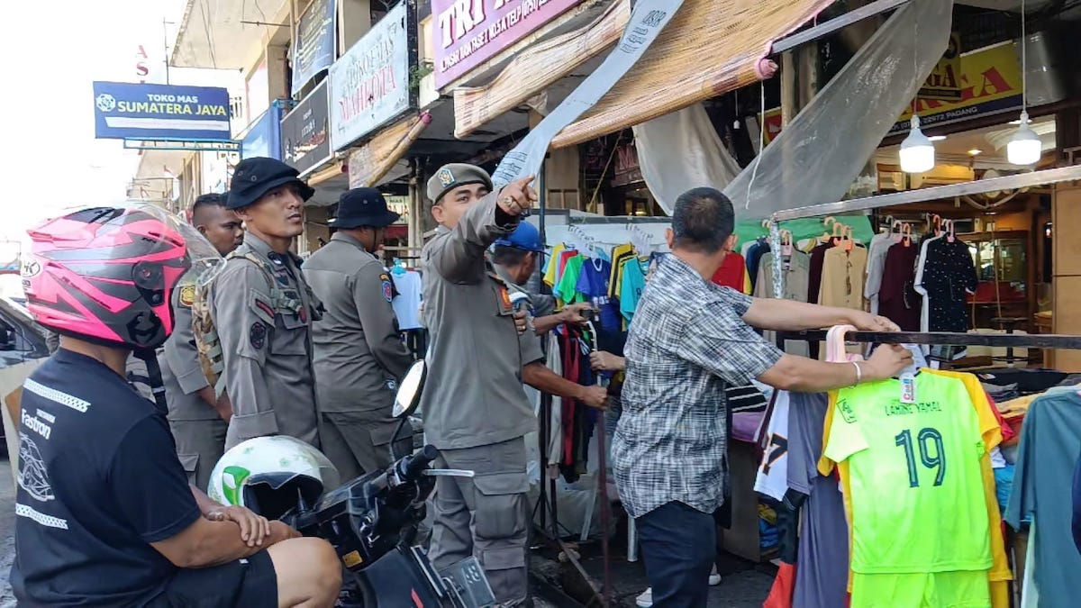 Penertiban lapak PKL di selasar Pasar Raya Padang. (dok. istimewa)