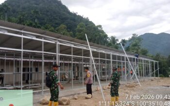 Pengerjaan huntara di Pessel untuk korban terdampak bencana. (dok. istimewa)