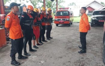 Persiapan tim Basarnas Padang ke lokasi warga terjebak arus sungai. (dok. istimewa)