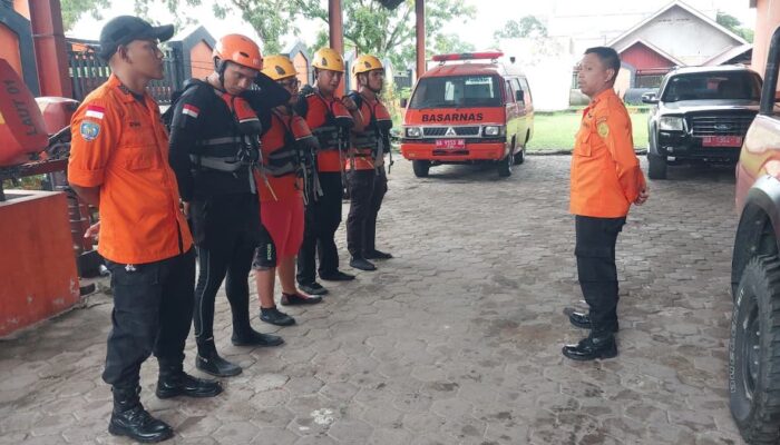 Delapan Remaja Terjebak Banjir Sungai Bangek, Tim SAR Padang Lakukan Evakuasi di Tengah Hujan