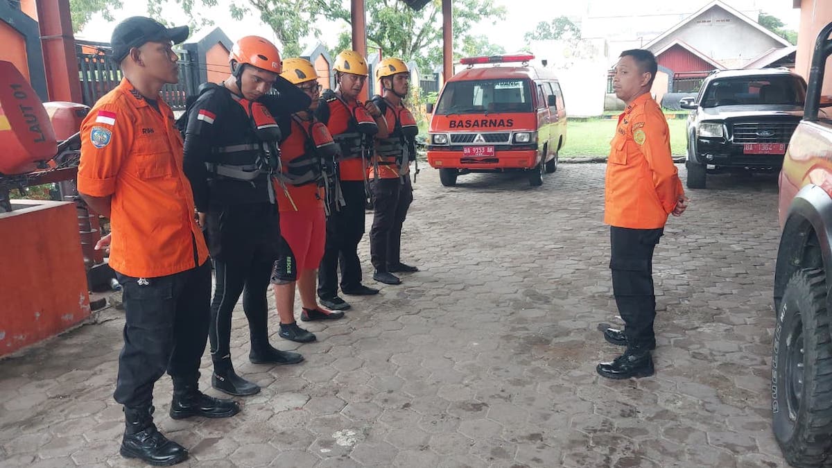 Persiapan tim Basarnas Padang ke lokasi warga terjebak arus sungai. (dok. istimewa)