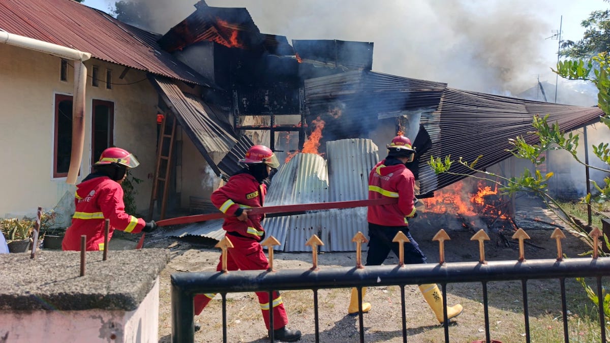 Personel Damkar Padang padamkan kebakaran di kawasan Andalas. (dok. Damkar Padang)