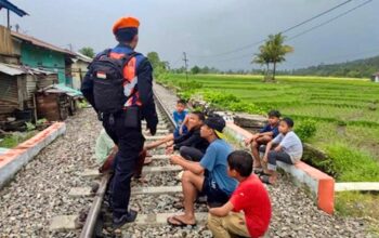 Petugas KAI ingatkan anak-anak yang ngabuburit di rel kereta api. (dok. istimewa)