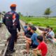 Petugas KAI ingatkan anak-anak yang ngabuburit di rel kereta api. (dok. istimewa)