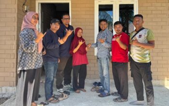 Endra Yeni menerima hunian dari Program Rumah Layak Huni Semen Padang yang dibangun menggunakan SEPABLOCK. (dok. istimewa)