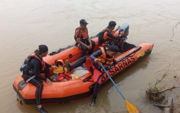 Proses pencarian remaja hanyut di Pessel oleh Basarnas Padang. (dok. istimewa)