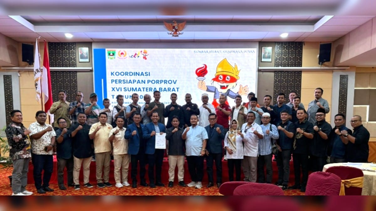 Peserta Rakor Persiapan Porprov XVI KONI Provinsi Sumatera Barat bersama KONI kabupaten/kota se-Sumbar, foto bersama, di Ruang Singgalang 4–5 Lantai 4 UNP Hotel & Convention Center, Padang, Selasa (24/2/2026). (Foto KONI Sumbar)