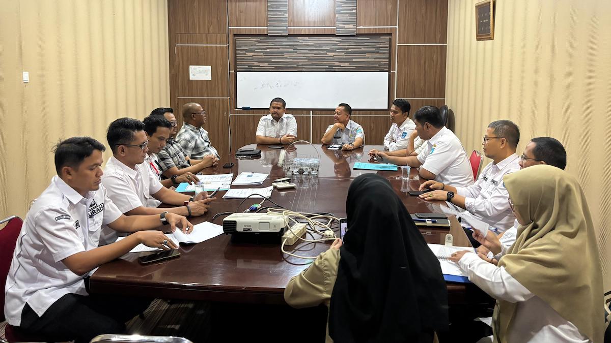 Wakil Wali Kota Sawahlunto, H. Jeffry Hibatullah, bersama Ketua Umum KONI Sawahlunto, H. Jhon Reflita, memimpin rapat koordinasi persiapan Porprov XVI, di ruang rapat Dinas Parpora, Rabu (18/2/2026). (foto/istimewa)