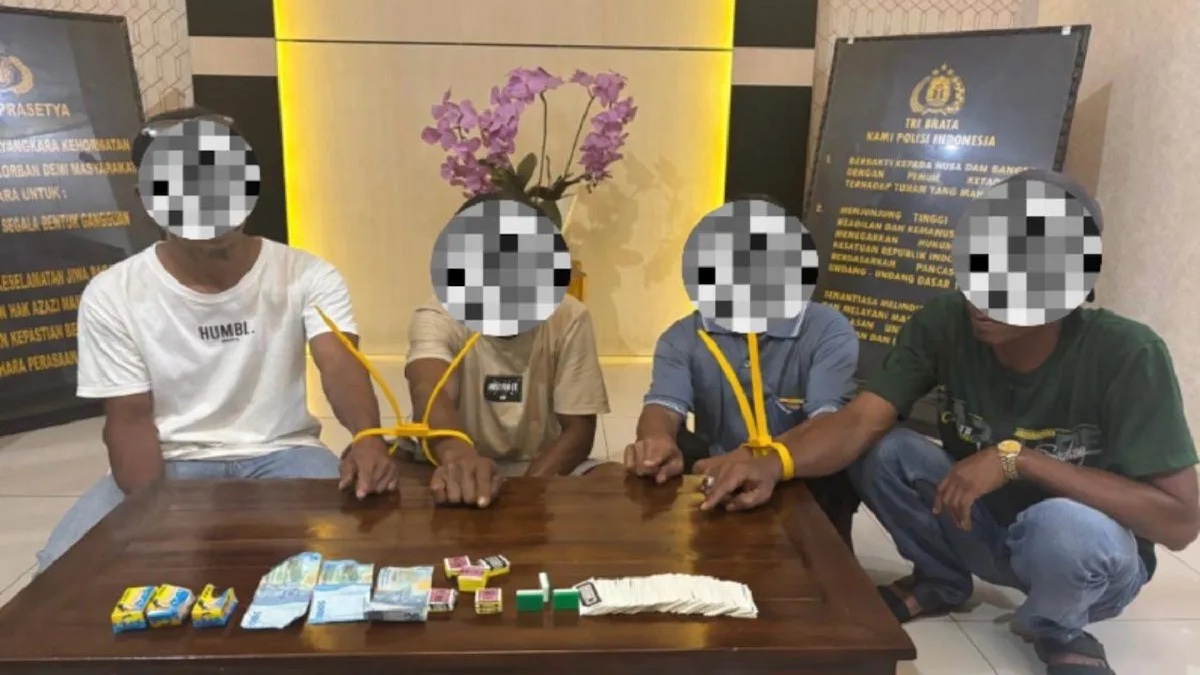 Empat pelaku judi beserta barang bukti telah diamankan Polres Agam di dua lokasi berbeda, Kamis (19/2/2026). (ANTARA/HO/Humas Polres Agam)