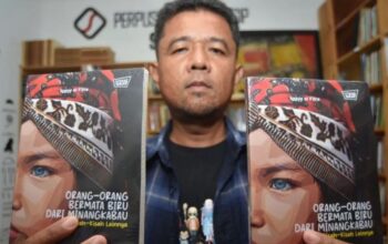 Pewarta foto Antara Sumbar, Iggoy el Fitra meluncurkan buku antologi feature. (dok. Antara)