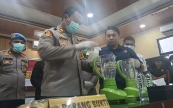 Kepala Polres Pasaman Barat AKBP Agung Tribawanto (kiri) memusnahkan barang bukti narkotika jenis sabu dengan mengunakan mesin blender, di Simpang Empat, Kamis (12/2/2026). (dok. ANTARA/Altas Maulana)