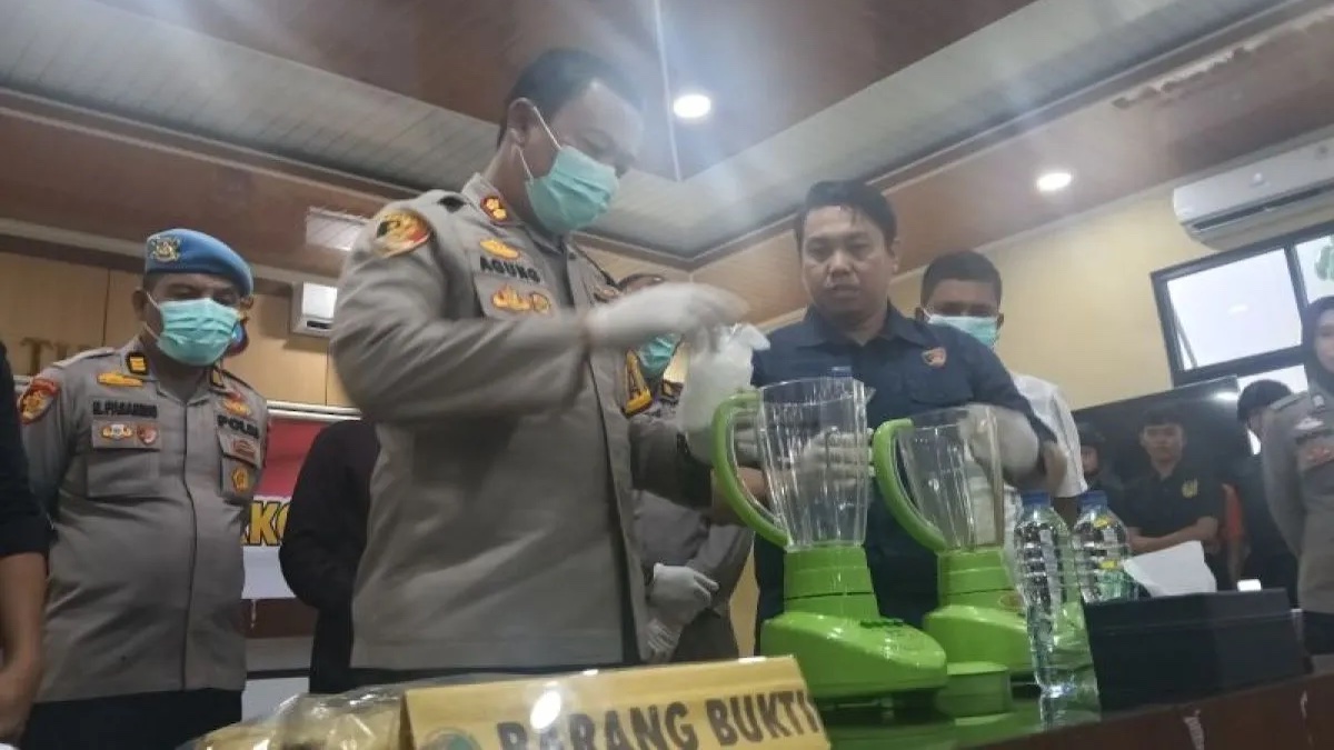 Kepala Polres Pasaman Barat AKBP Agung Tribawanto (kiri) memusnahkan barang bukti narkotika jenis sabu dengan mengunakan mesin blender, di Simpang Empat, Kamis (12/2/2026). (dok. ANTARA/Altas Maulana)