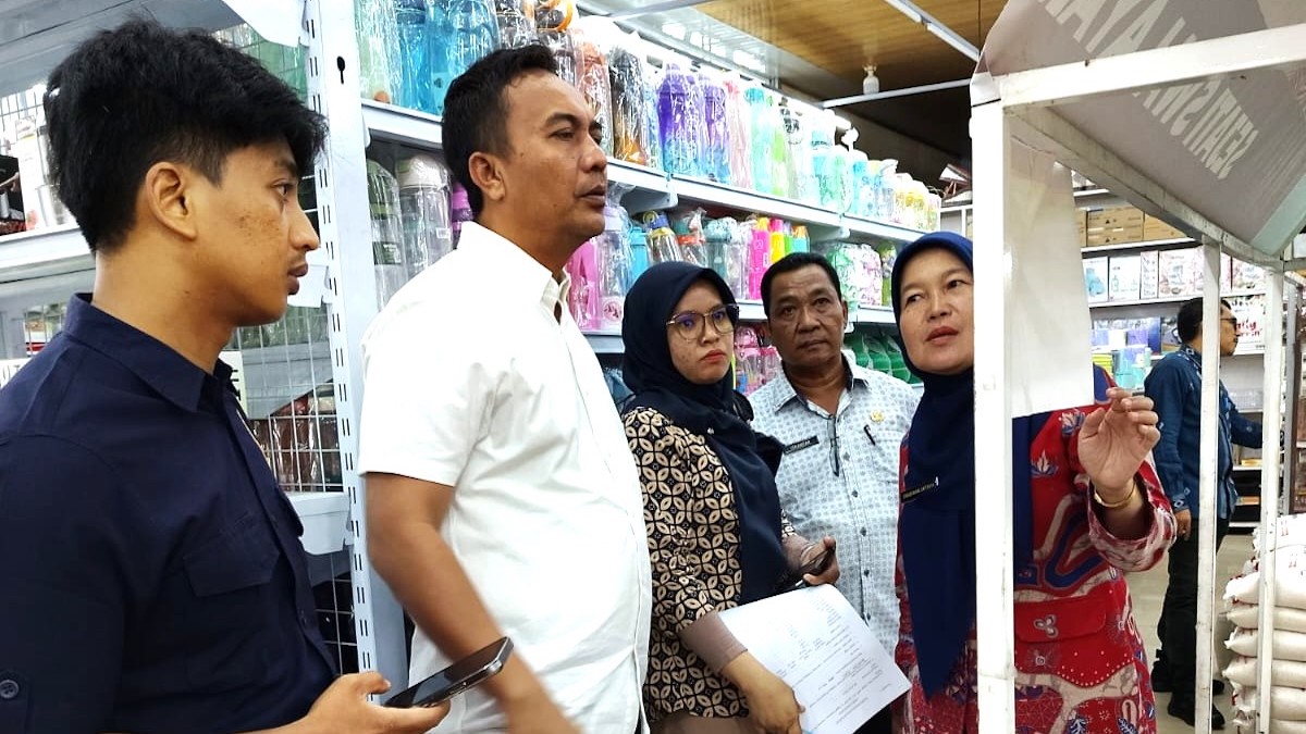 Satgas Saber Pangan mengecek ketersediaan pangan pada sejumlah minimarket di Pasbar. (dok. istimewa)