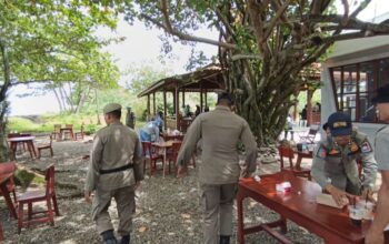 Satpol PP Padang sweeping warung makan yang buka siang hari saat Ramadan. (dok. istimewa)