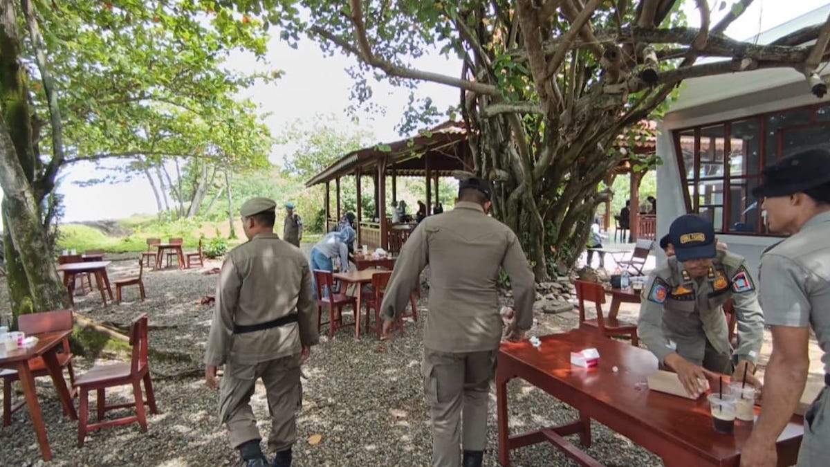 Satpol PP Padang sweeping warung makan yang buka siang hari saat Ramadan. (dok. istimewa)