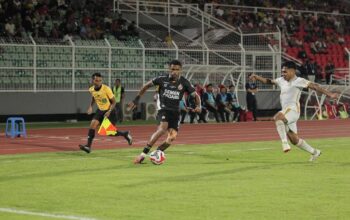 Sayap Semen Padang FC Maicon de Souza berusaha melewati Frengki Missa. (dok. istimewa)