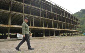 Sekdaprov Sumbar Arry Yuswandi mengecek bangli yang belum juga dibongkar di jalur Lembah Anai. (dok. istimewa)