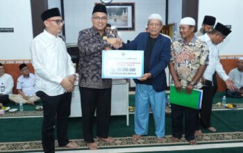 Sekdaprov Sumbar Arry Yuswandi menyerahkan bantuan Pemprov Sumbar saat Safari Ramadan. (dok. adpsb)