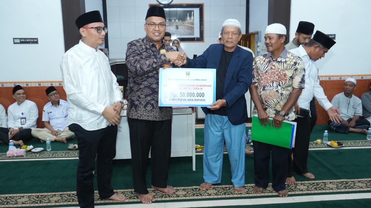 Sekdaprov Sumbar Arry Yuswandi menyerahkan bantuan Pemprov Sumbar saat Safari Ramadan. (dok. adpsb)