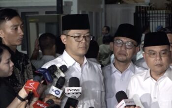 Sekjen Partai Gerindra Sugiono bersama Ketua Harian DPP Gerindra Sufmi Dasco dan Jubir Presiden Prabowo Dahnil Anzar Simanjuntak. (dok. istimewa)