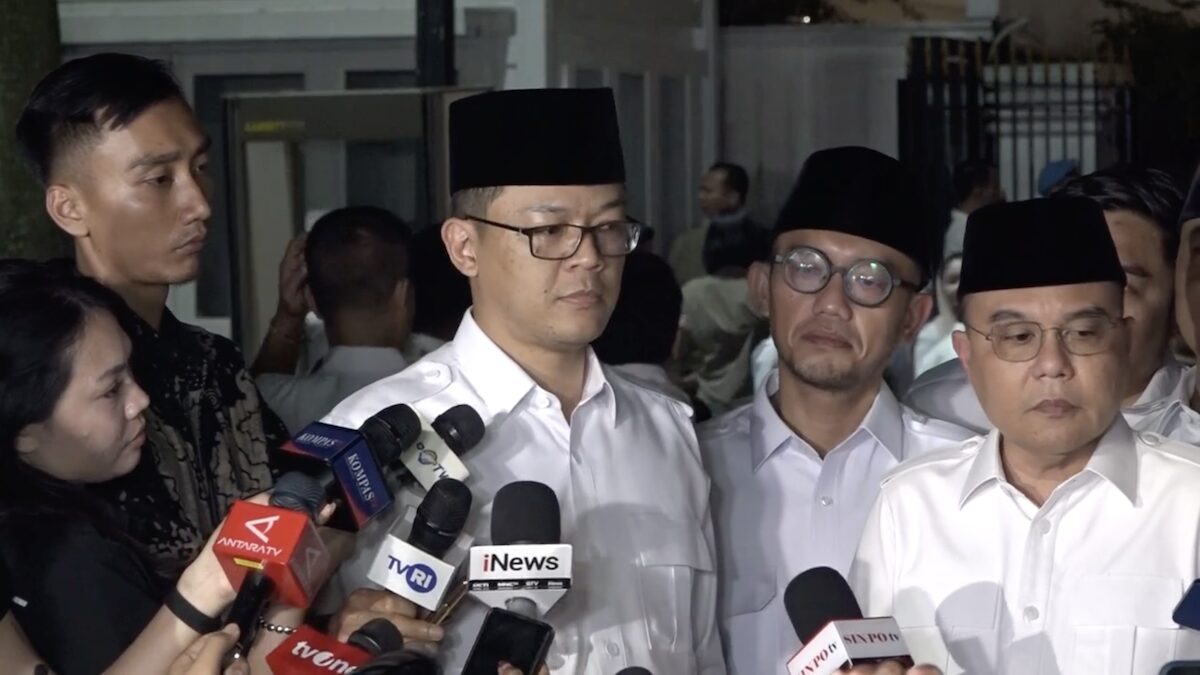 Sekjen Partai Gerindra Sugiono bersama Ketua Harian DPP Gerindra Sufmi Dasco dan Jubir Presiden Prabowo Dahnil Anzar Simanjuntak. (dok. istimewa)