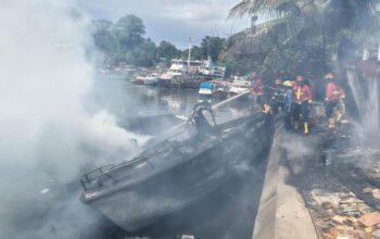Speedboat terbakar di Batang Arau. (dok. Facebook)