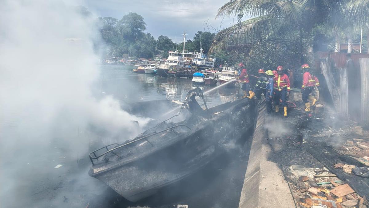 Speedboat terbakar di Batang Arau. (dok. Facebook)