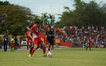 Striker Semen Padang FC Guillermo Fernandes dikawal ketat pemain Persita. (dok. istimewa)