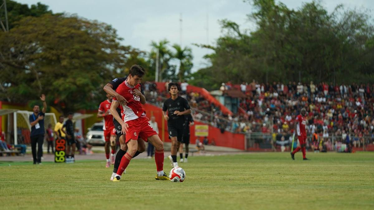 Striker Semen Padang FC Guillermo Fernandes dikawal ketat pemain Persita. (dok. istimewa)