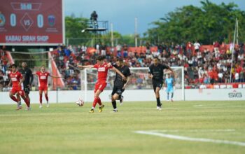 Striker Semen Padang FC Guillermo Fernandes dikawal pemain Persita. (dok. istimewa)