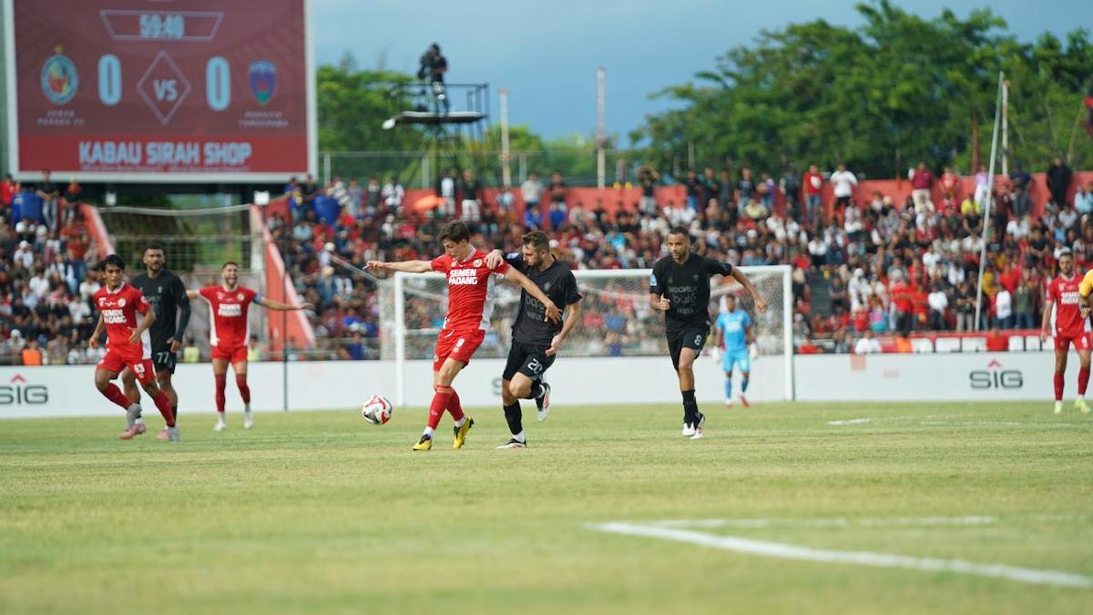 Striker Semen Padang FC Guillermo Fernandes dikawal pemain Persita. (dok. istimewa)