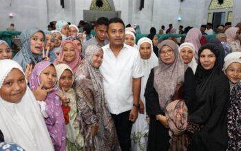 Wagub Vasko digerubungi masyarakat saat Safari Ramadan ke Lubuk Sikaping. (dok. istimewa)