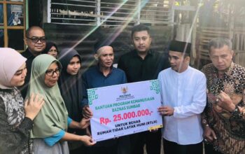 Wagub Vasko serahkan bantuan untuk rejab RLTH di Payakumbuh. (dok. adpsb)