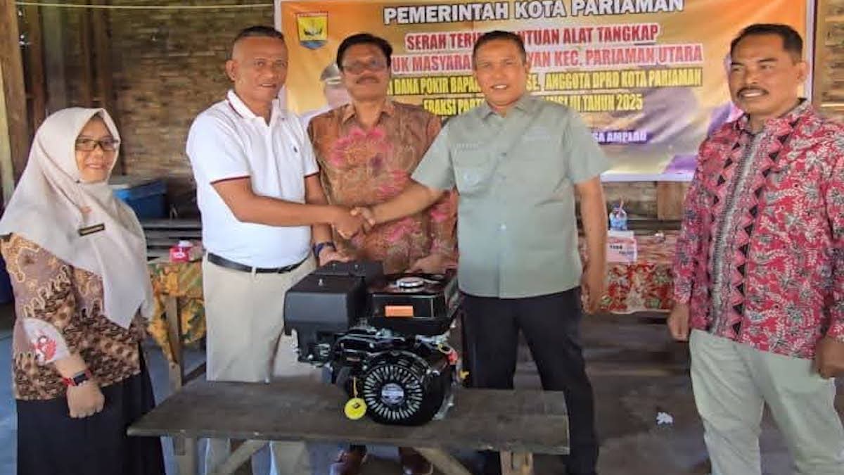 Wawako Pariaman serahkan alat tangkap ikan untuk nelayan. (dok. istimewa)