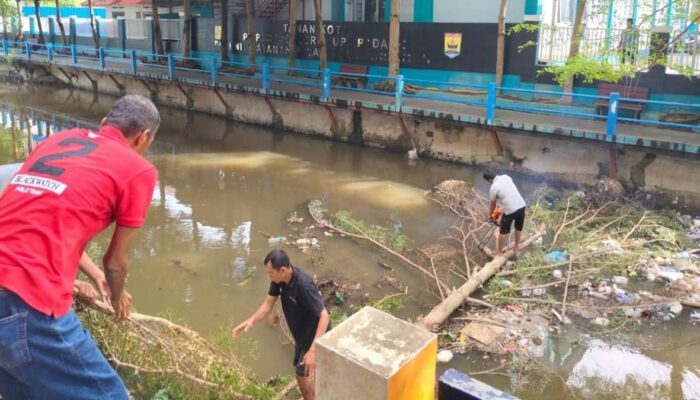 Aliran Sungai Batang Air Pampan Tersumbat Sampah, Pemko Pariaman Lakukan Pembersihan