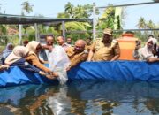 Wali Kota Pariaman Tebar Ribuan Benih Lele di Desa Ampalu