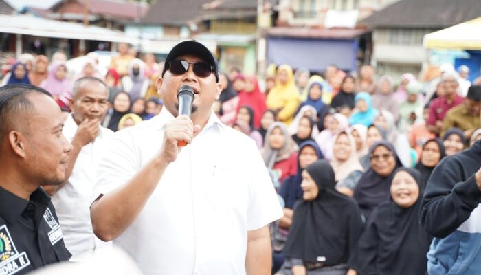 Andre Rosiade Bagikan Ribuan Paket Sembako HUT Gerindra di Pesisir Selatan