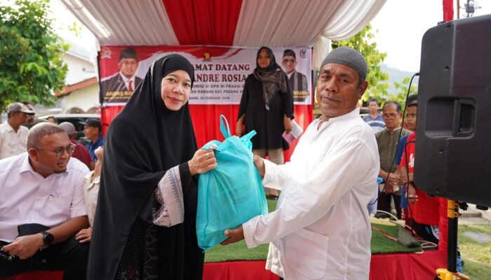 Bagi 1.000 Paket Sembako di Rawang, Andre Rosiade Pastikan Penanggulangan Banjir Dikerjakan Pemerintah Pusat