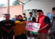Bupati Solok Serahkan Bantuan Rumah Layak Huni Rp25 Juta di Lembah Gumanti