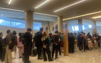 Antrian penumpang pesawat Etihad yang akan terbang ke Singapura di tengah pengetatan aktivitas ruang udara akibat ketegangan geopolitik di kawasan Timur Tengah, Kamis (5/3/2026). (ANTARA/Hanni Sofia)