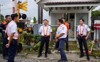 Direktur Keselamatan dan Keamanan PT KAI cek kesiapan jalur kereta jelang Lebaran. (dok. istimewa)