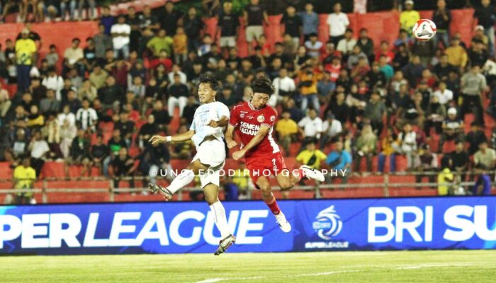 Sengit Sejak Awal, Semen Padang FC vs PSIM Yogyakarta Berakhir Imbang di Babak Pertama