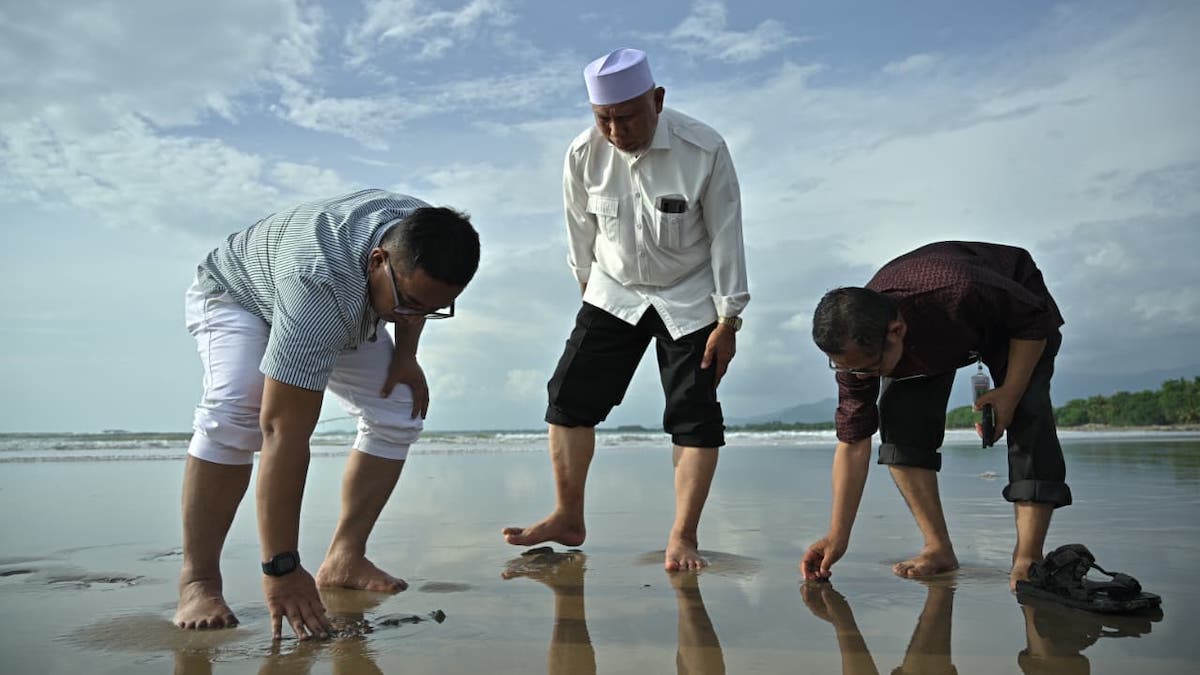Gubernur Mahyeldi melakukan pengecekan daratan baru di Pantai Parkit. (dok. istimewa)