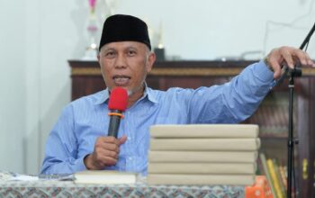 Gubernur Mahyeldi saat beri tausiyah pada acara Safari Ramadan Pemprov Sumbar di Sijunjung. (dok. istimewa)