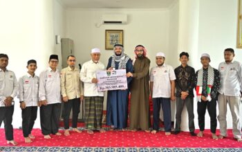 Gubernur Mahyeldi serahkan bantuan Sumbar untuk Palestina. (dok. adpsb)