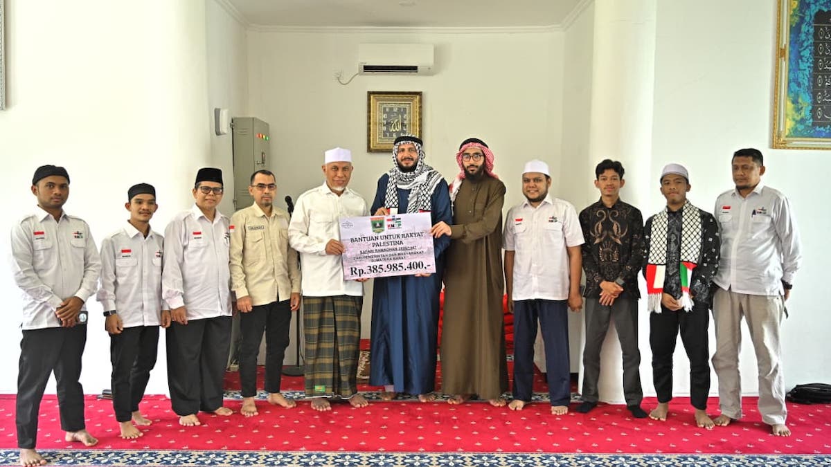 Gubernur Mahyeldi serahkan bantuan Sumbar untuk Palestina. (dok. adpsb)