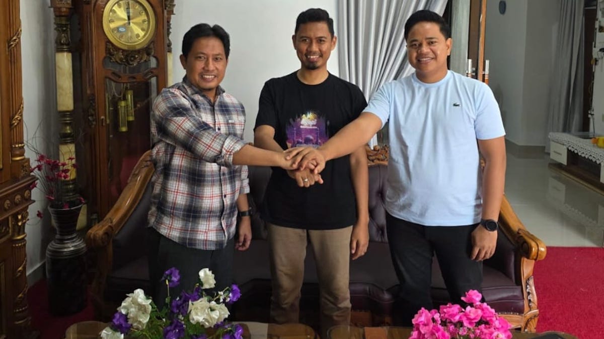 Ketum KONI Sumbar Hamdanus bersama Ketua DPRD Pariaman. (dok. istimewa)