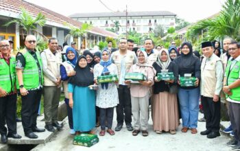 Kwarda Gerakan Pramuka Sumbar serahkan bantuan untuk penyintas bencana di Padang. (dok. istimewa)