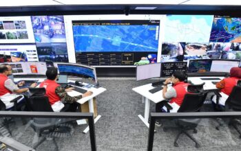 Petugas dari PT Pertamina memantau jalur BBM. (dok. istimewa)